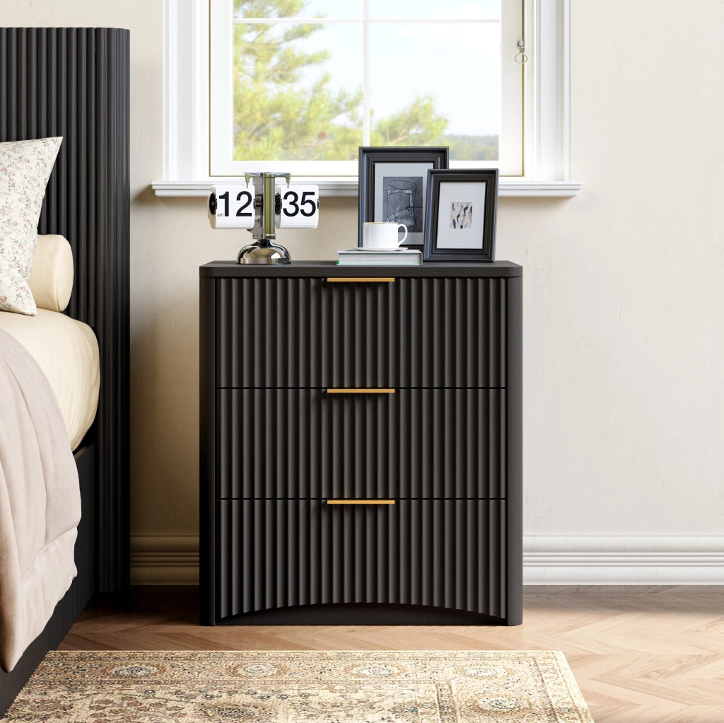 Comodino nero in MDF con 3 cassetti spaziosi, maniglie metalliche dorate e guida ammortizzata silenziosa, 58x38x64 cm