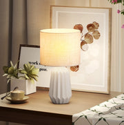 Lampada da tavolo beige con base in ceramica e paralume in lino