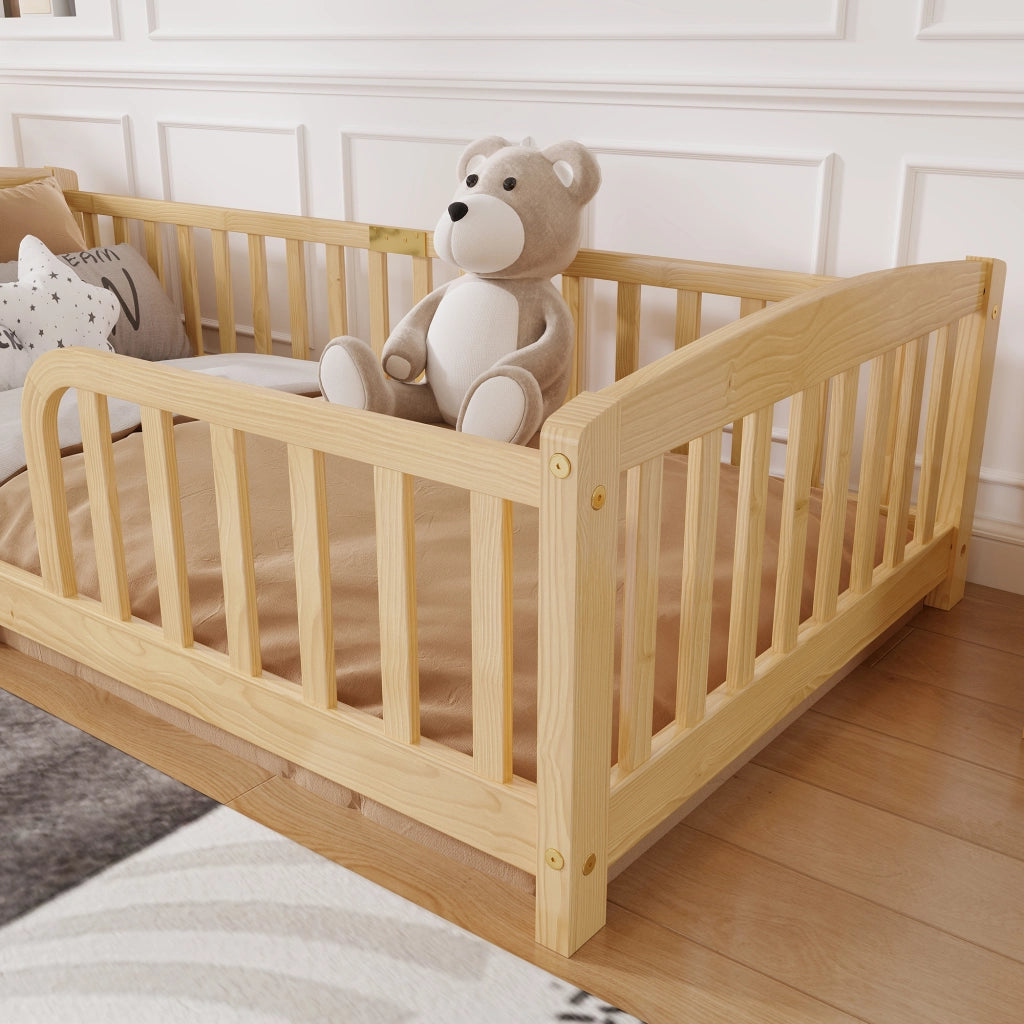 Letto per bambini a pavimento 90 × 200 cm in legno di pino naturale con sponde di sicurezza e ingresso centrale