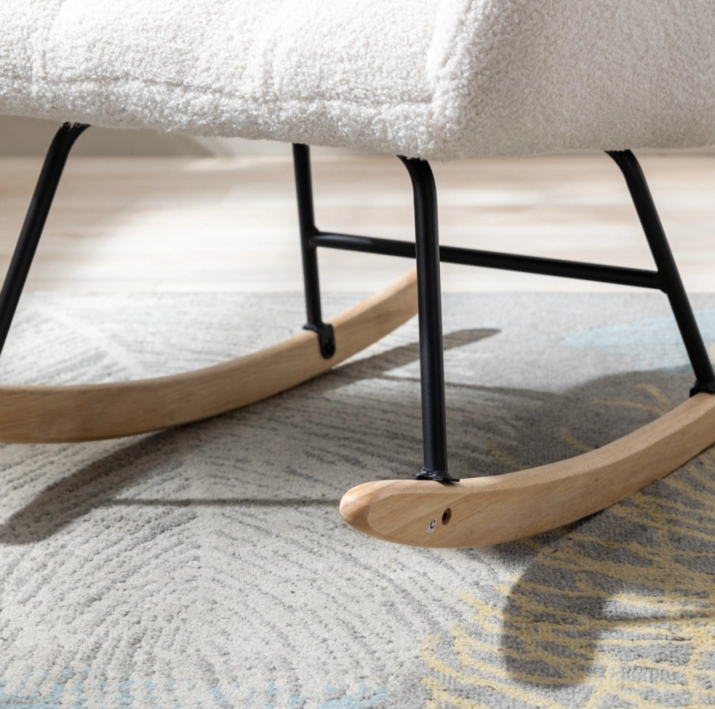 Poltrona a dondolo in tessuto teddy bianco con base in legno