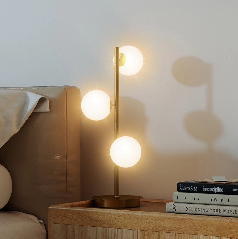 Lampada da tavolo a 3 sfere color ottone antico, H 53 cm