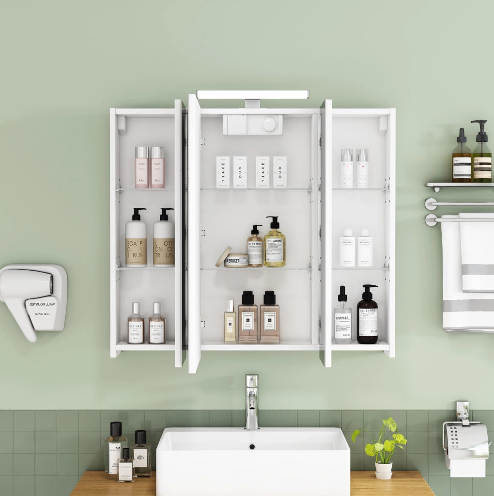Mobile bagno bianco 80 cm con 3 ante, illuminazione LED, ripiani in vetro regolabili e presa francese integrata
