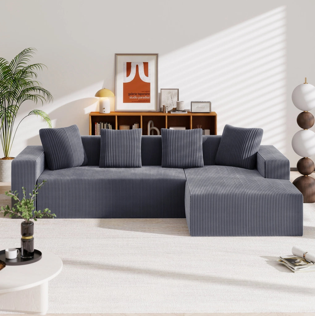 Divano angolare modulare ULEVR 261x146 cm in velluto a coste grigio con chaise longue e 4 cuscini