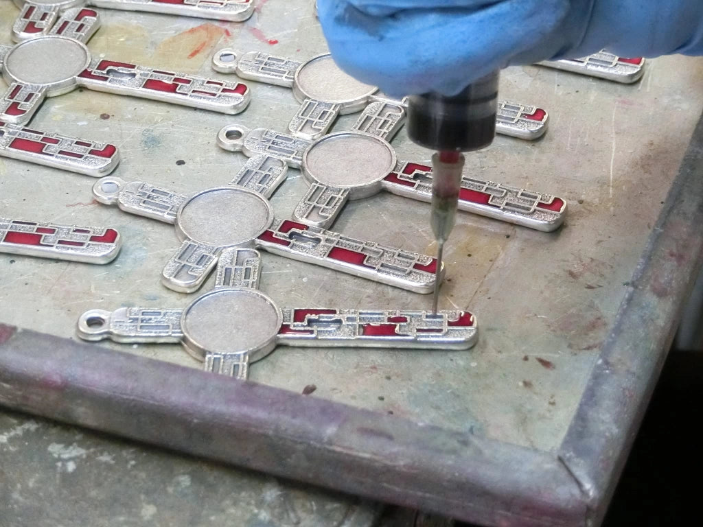 Croce di Benedetto in argento, 8 cm, con anello, smalto a mosaico, utilizzata per l'esorcismo