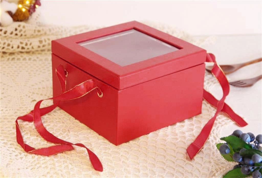 Set di tre scatole regalo quadrate, rosse, con parte superiore trasparente e nastri di raso