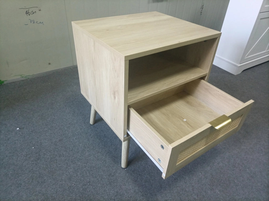Comodino in MDF con struttura in legno massello e cassetto in rattan naturale, 45x40x55 cm, stile bohémien con maniglia dorata