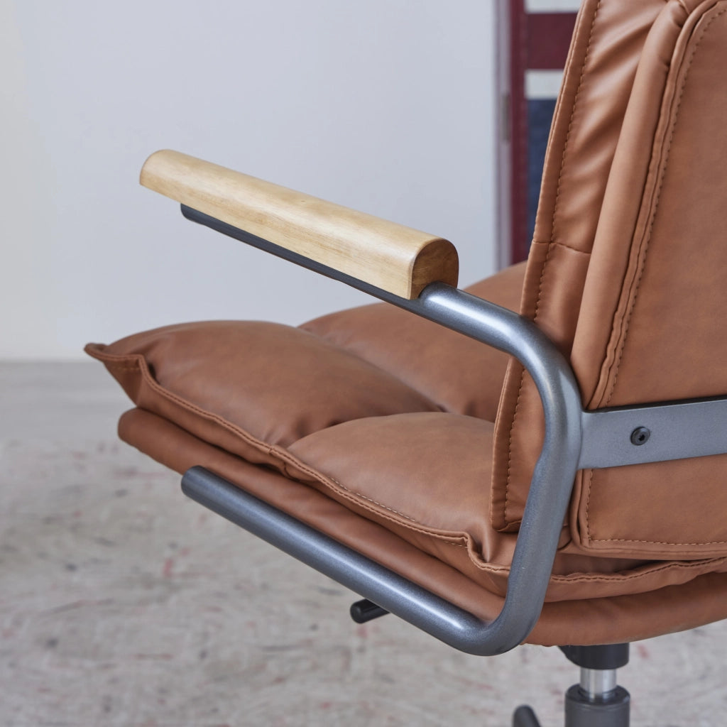 Sedia ufficio ergonomica in cuoio, girevole 360°, con altezza regolabile e braccioli in legno chiaro, per home office e studio