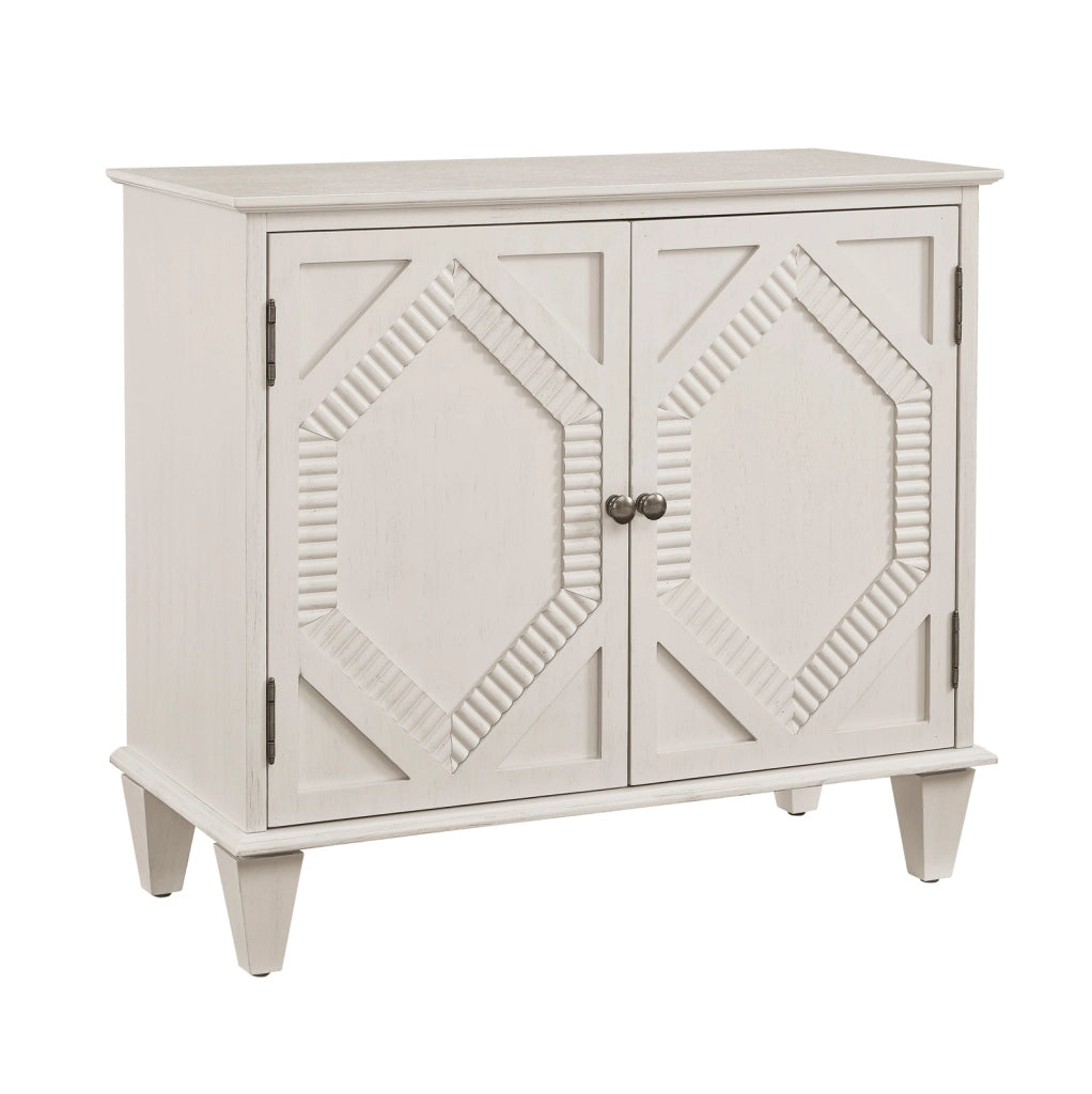 Credenza bianco antico con ripiano regolabile e dettagli geometrici