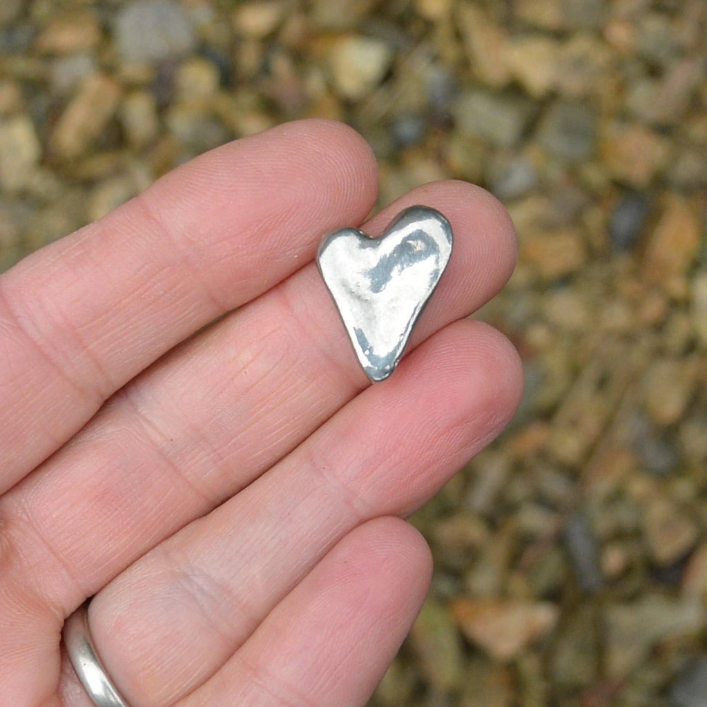 Cuore in stagno, fuso a mano, diametro 2,5 cm, su supporto