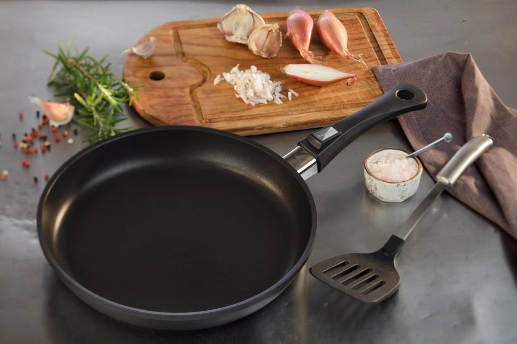 Padella per induzione in alluminio pressofuso, nera, 28 cm
