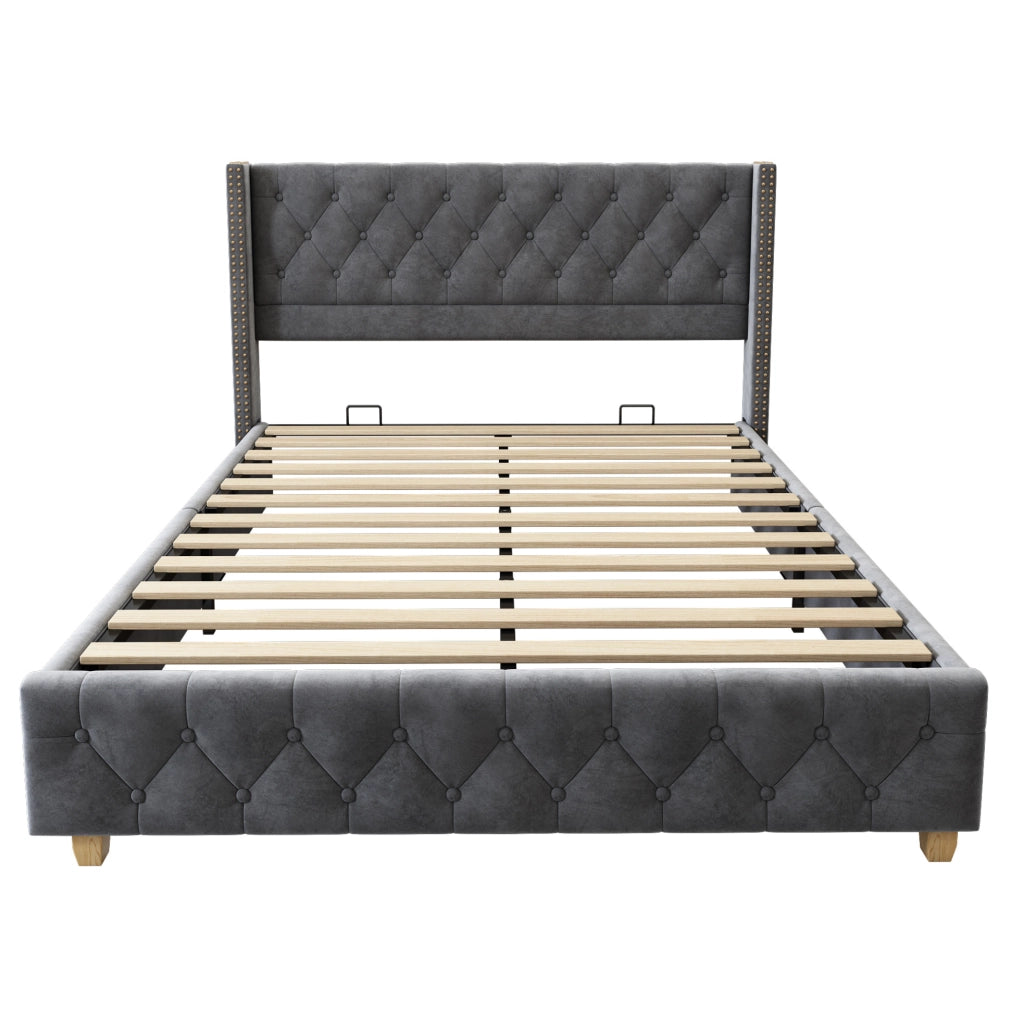 Letto imbottito 160x200 cm con rete a doghe, testiera con bottoni e borchie, gambe in legno, velluto grigio