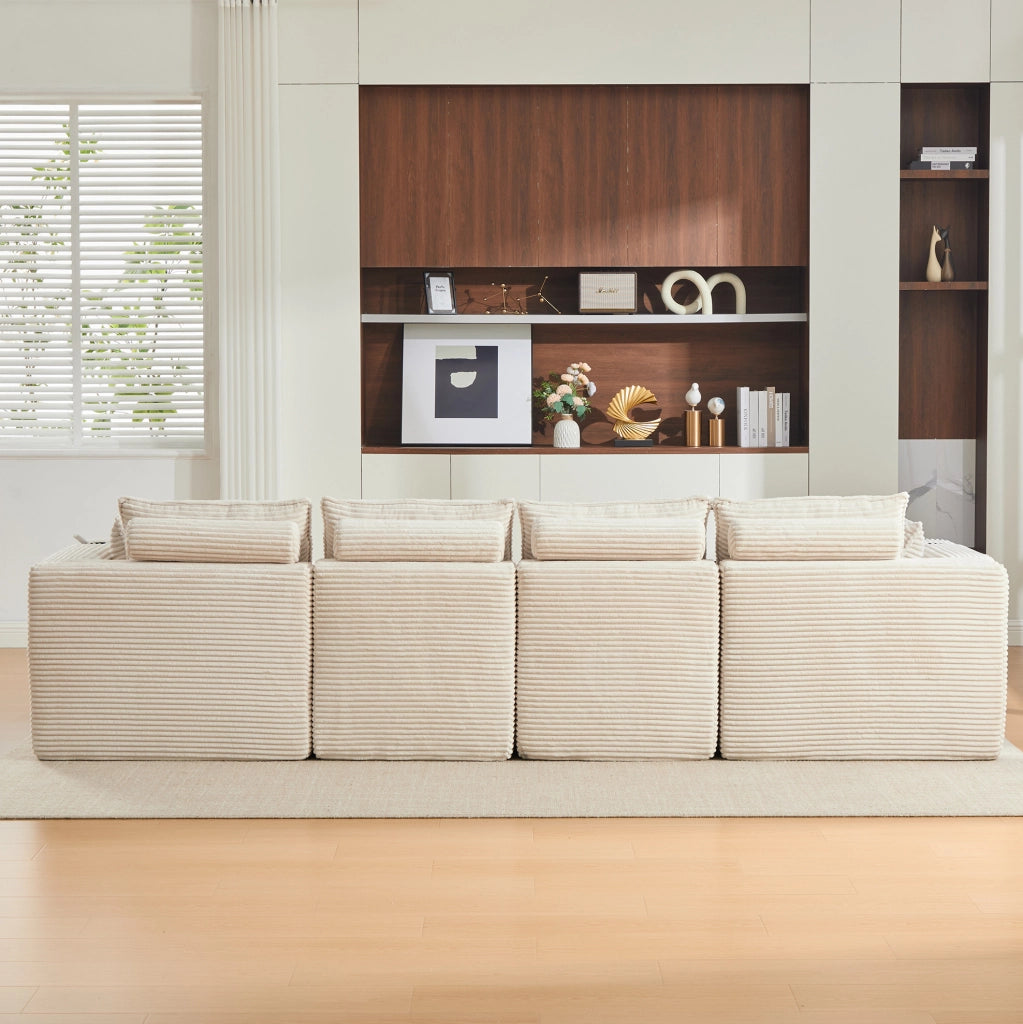 Divano modulare in velluto a coste beige con cuscini e tasche laterali