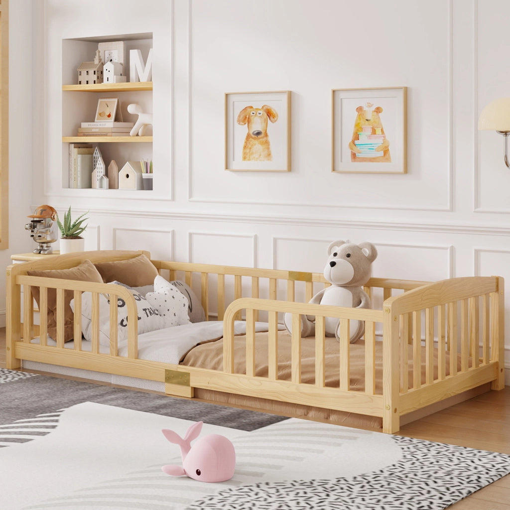 Letto per bambini a pavimento 90 × 200 cm in legno di pino naturale con sponde di sicurezza e ingresso centrale