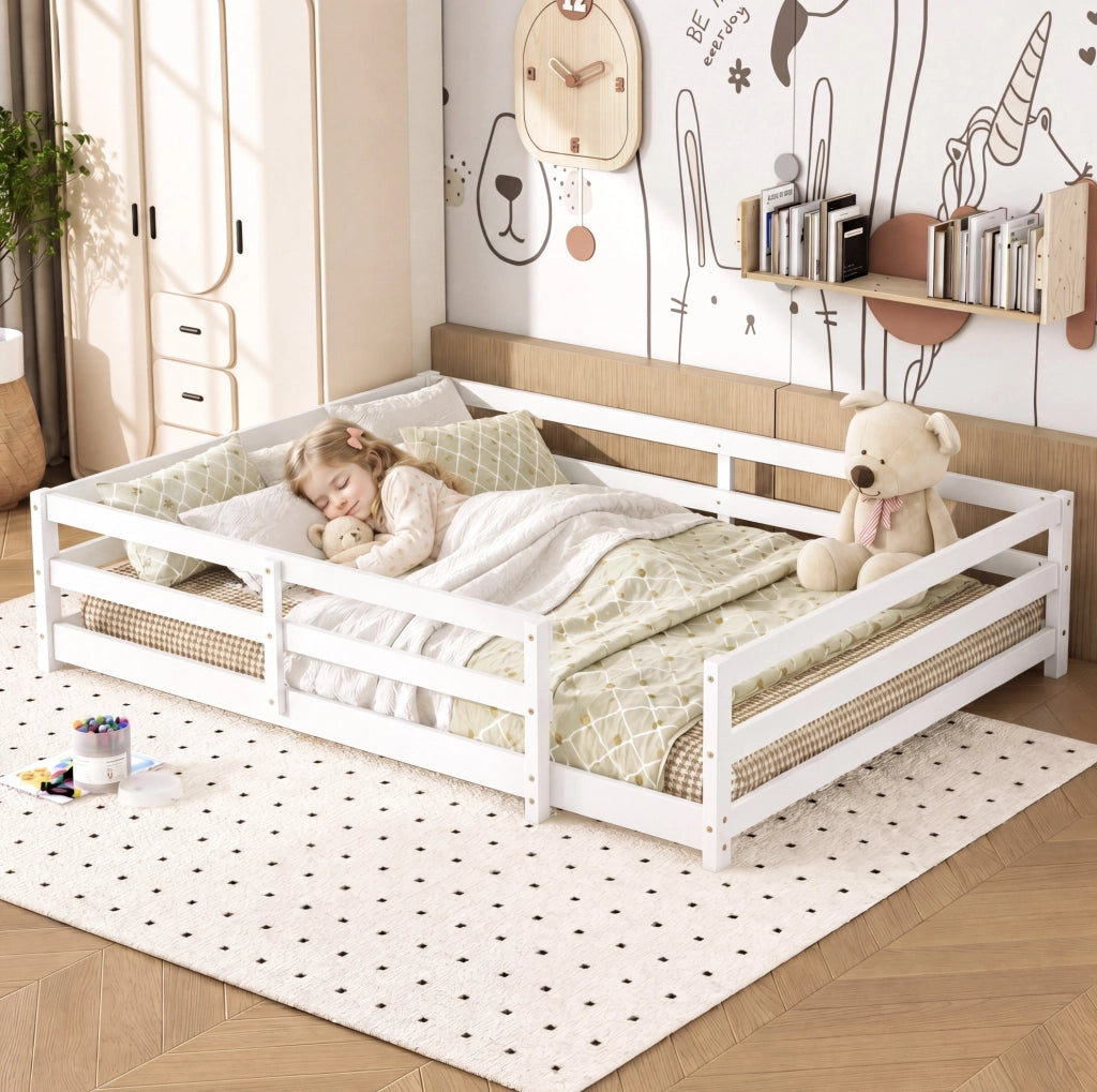 Letto Montessori a pavimento in legno massello di pino 140x200 cm bianco con sponde su 4 lati