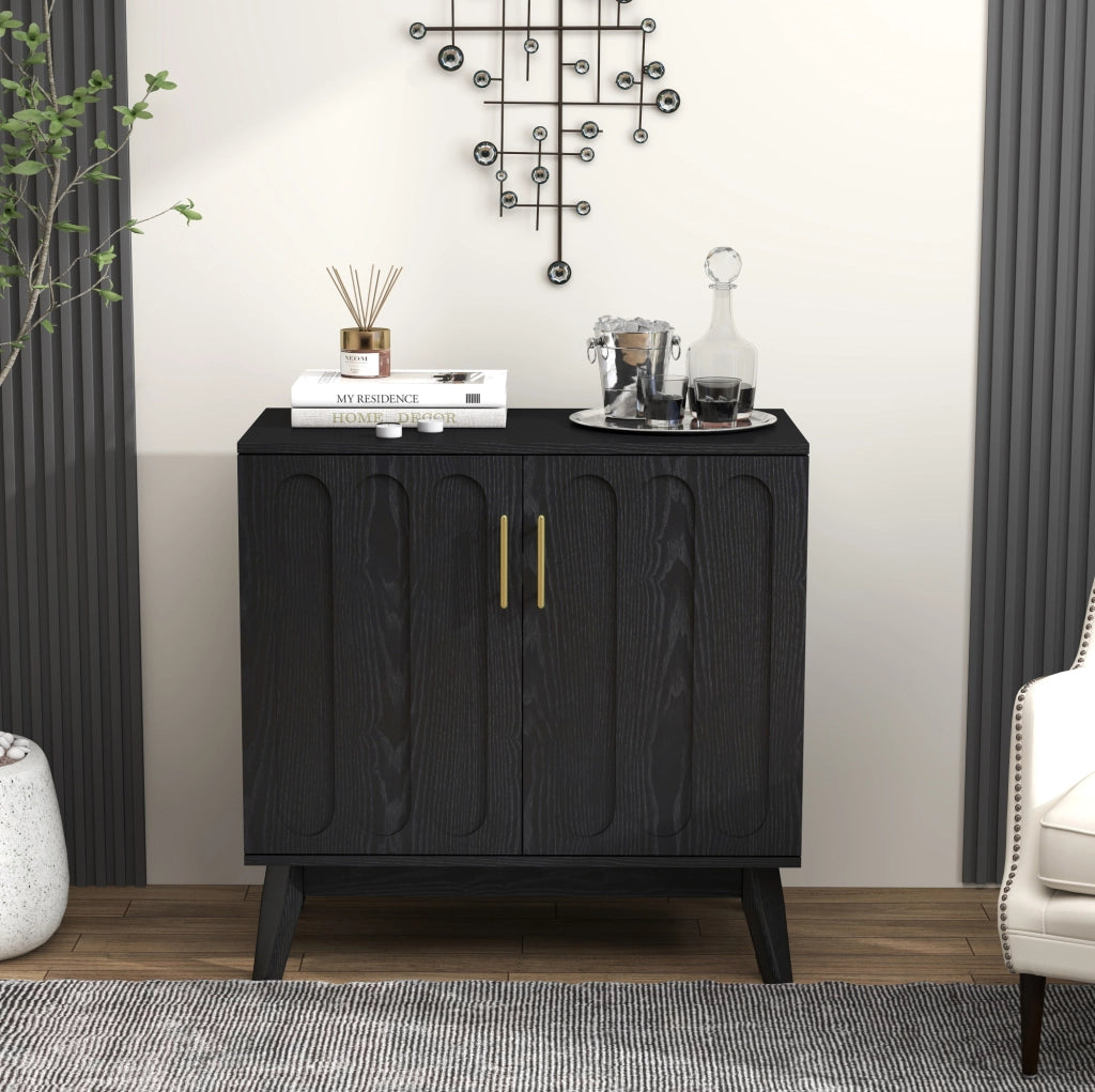 Credenza nera con ante scanalate e ripiani regolabili