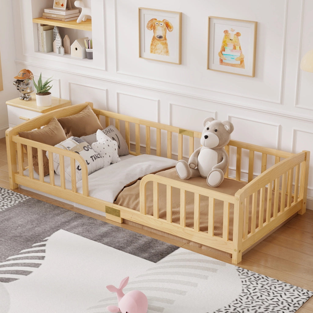Letto per bambini a pavimento 90 × 200 cm in legno di pino naturale con sponde di sicurezza e ingresso centrale