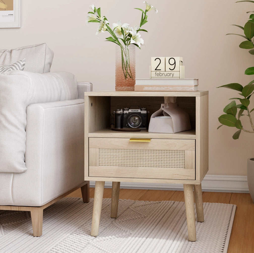 Comodino in MDF con struttura in legno massello e cassetto in rattan naturale, 45x40x55 cm, stile bohémien con maniglia dorata