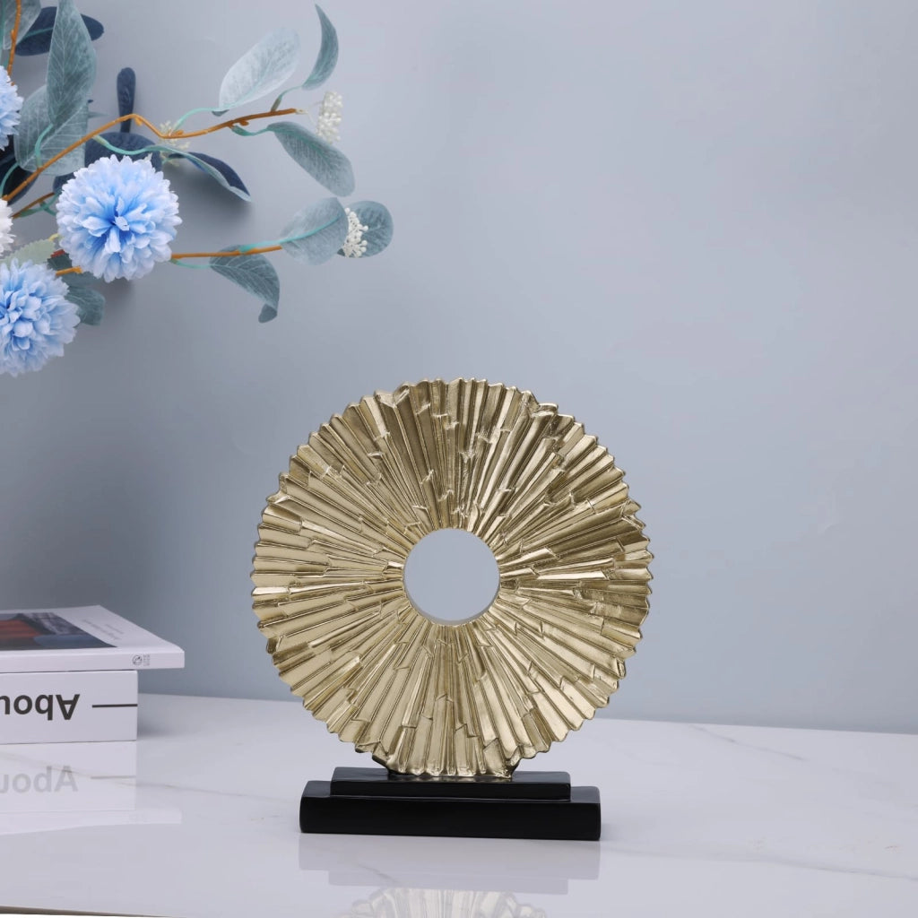 Scultura astratta dorata, design dalle linee curve, dimensioni 20,6 x 5,6 x 23,6 cm