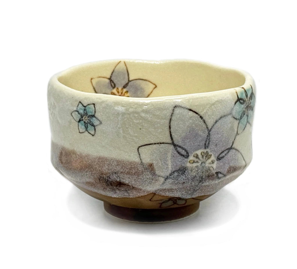 Tazza per matcha (chawan) con decorazione di clematide, diametro 9 cm, realizzata a mano in Giappone