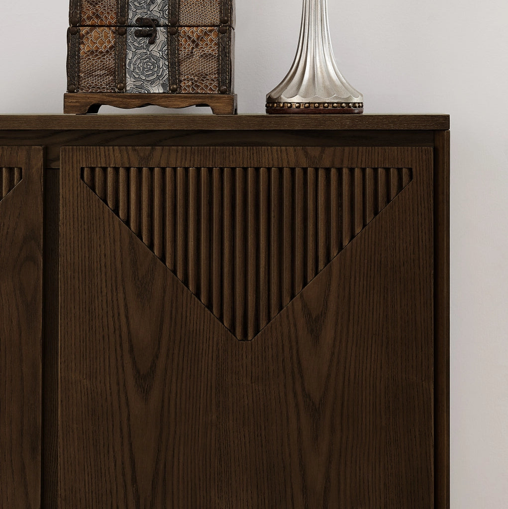 Credenza marrone con ante scanalate a V e vani per i cavi