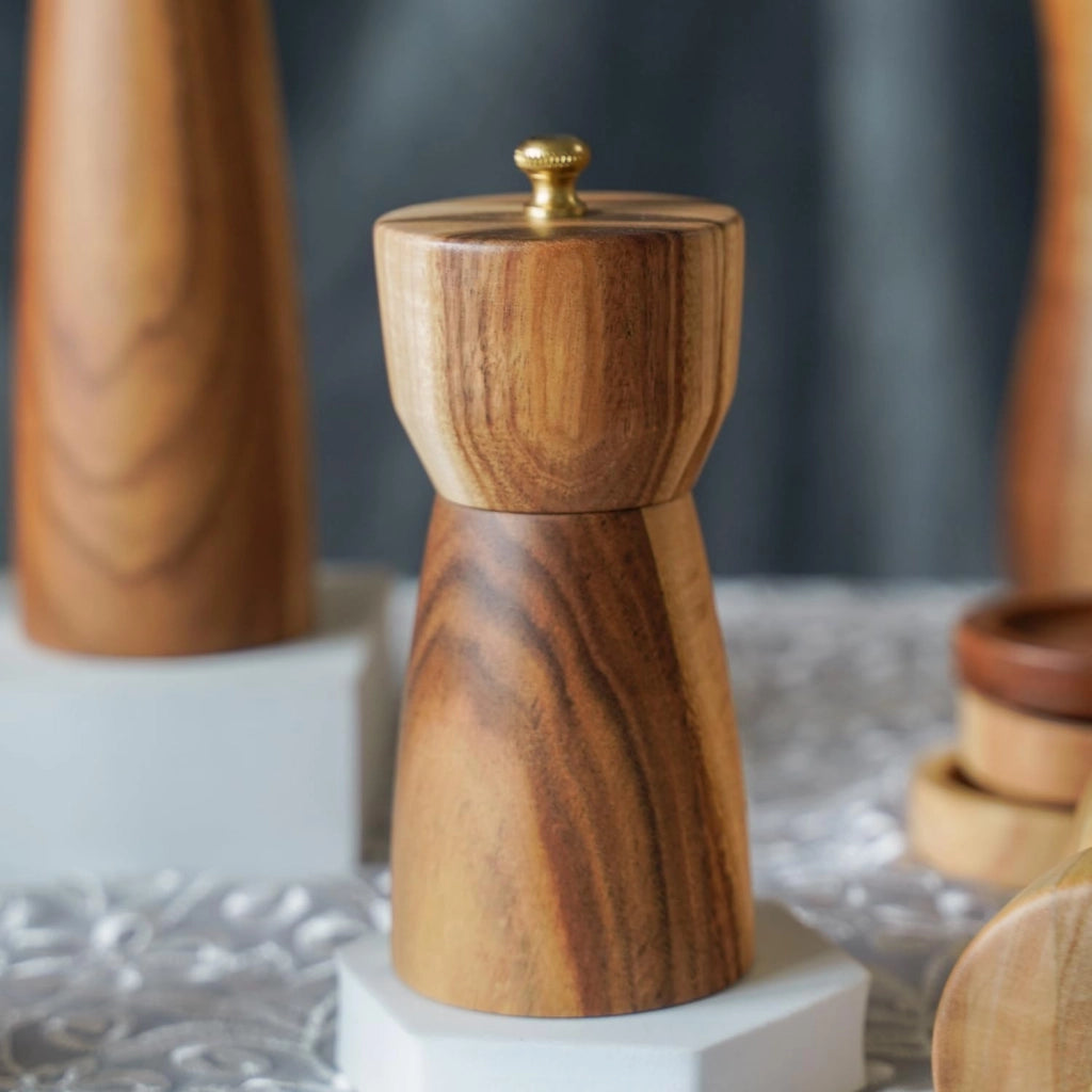 Macinino per pepe in legno di acacia, 14 cm, con macinatura regolabile