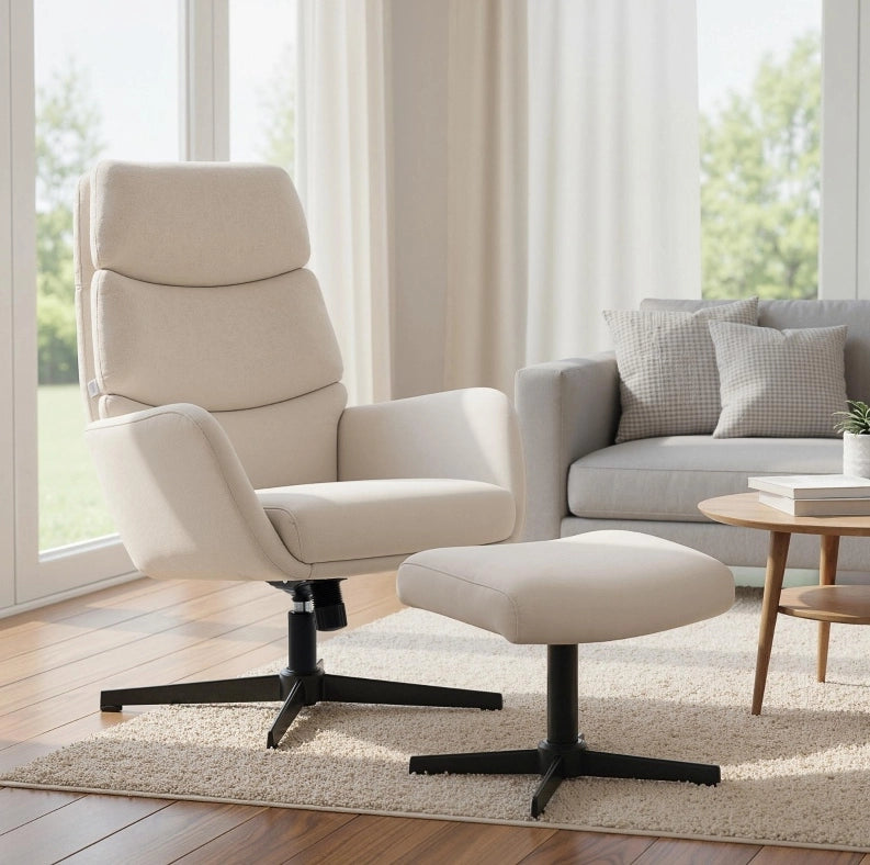 Poltrona relax beige con poggiapiedi, schienale alto e base in metallo