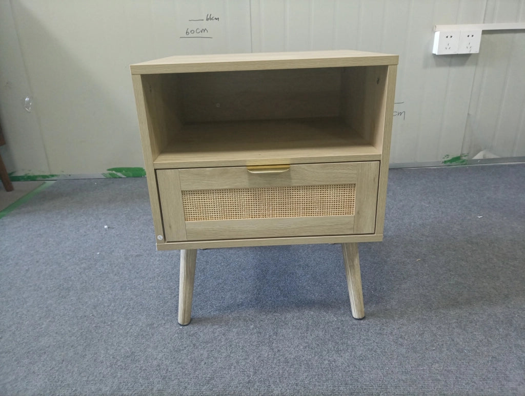 Comodino in MDF con struttura in legno massello e cassetto in rattan naturale, 45x40x55 cm, stile bohémien con maniglia dorata