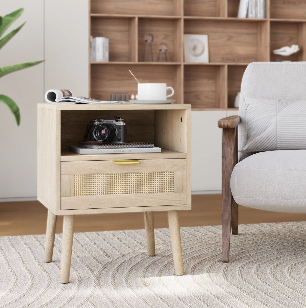 Comodino in MDF con struttura in legno massello e cassetto in rattan naturale, 45x40x55 cm, stile bohémien con maniglia dorata