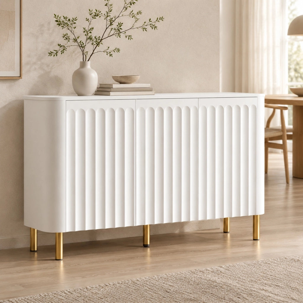 Credenza bianca con 3 ante e frontali a rilievo, 135 cm