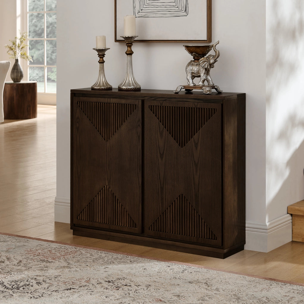 Credenza marrone con ante scanalate a V in legno massello e MDF