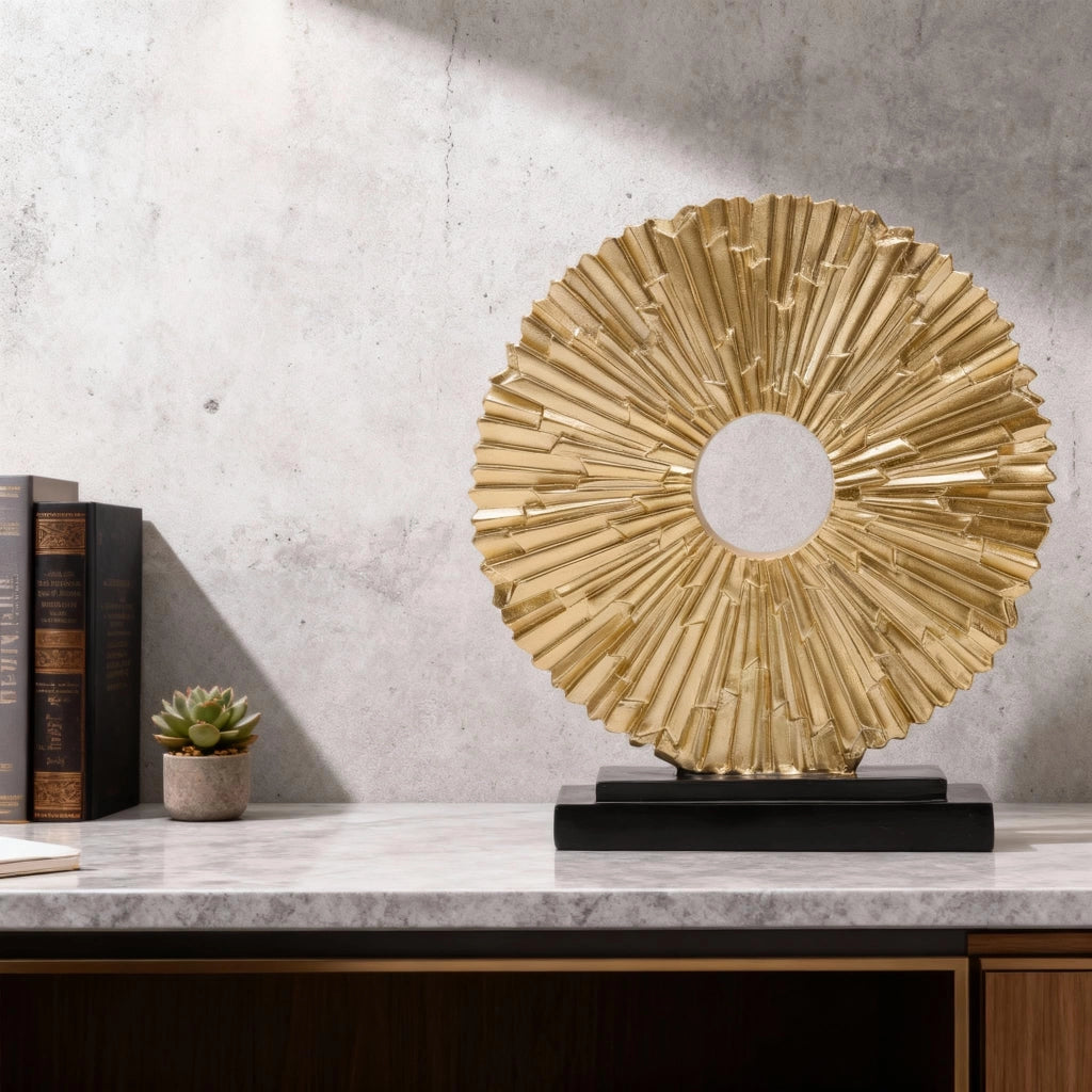 Scultura astratta dorata, design dalle linee curve, dimensioni 20,6 x 5,6 x 23,6 cm