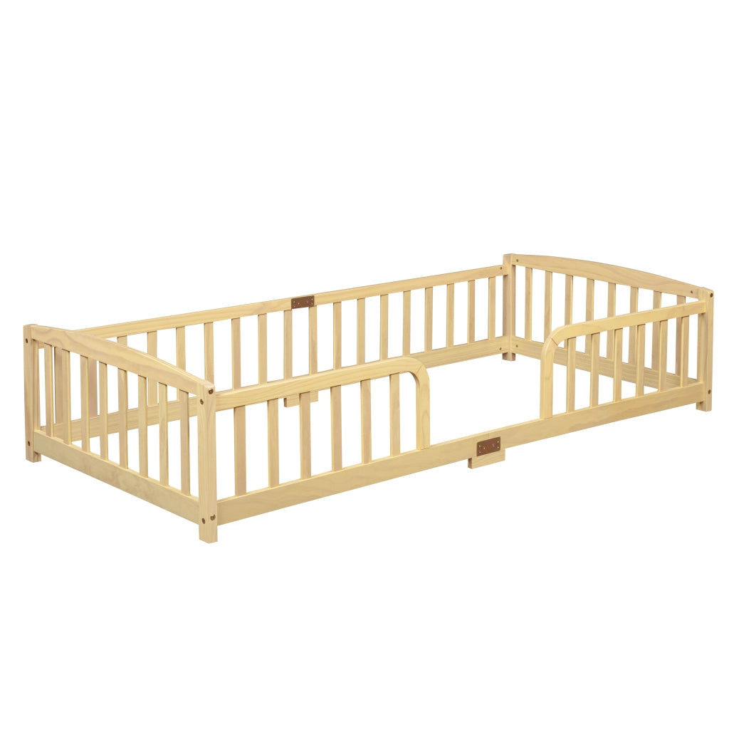 Letto per bambini a pavimento 90 × 200 cm in legno di pino naturale con sponde di sicurezza e ingresso centrale