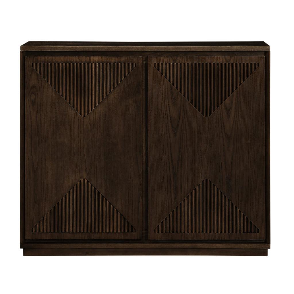 Credenza marrone con ante scanalate a V e vani per i cavi