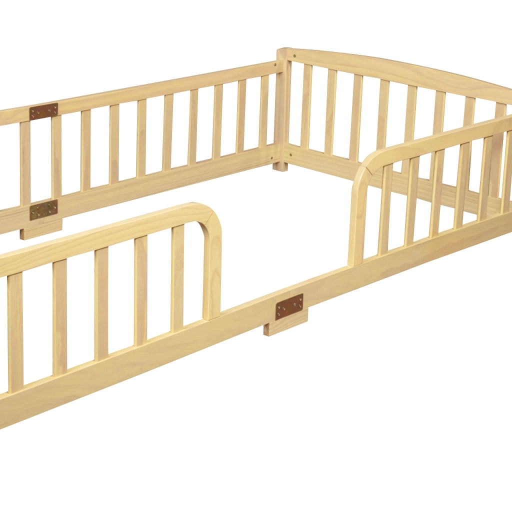 Letto per bambini a pavimento 90 × 200 cm in legno di pino naturale con sponde di sicurezza e ingresso centrale