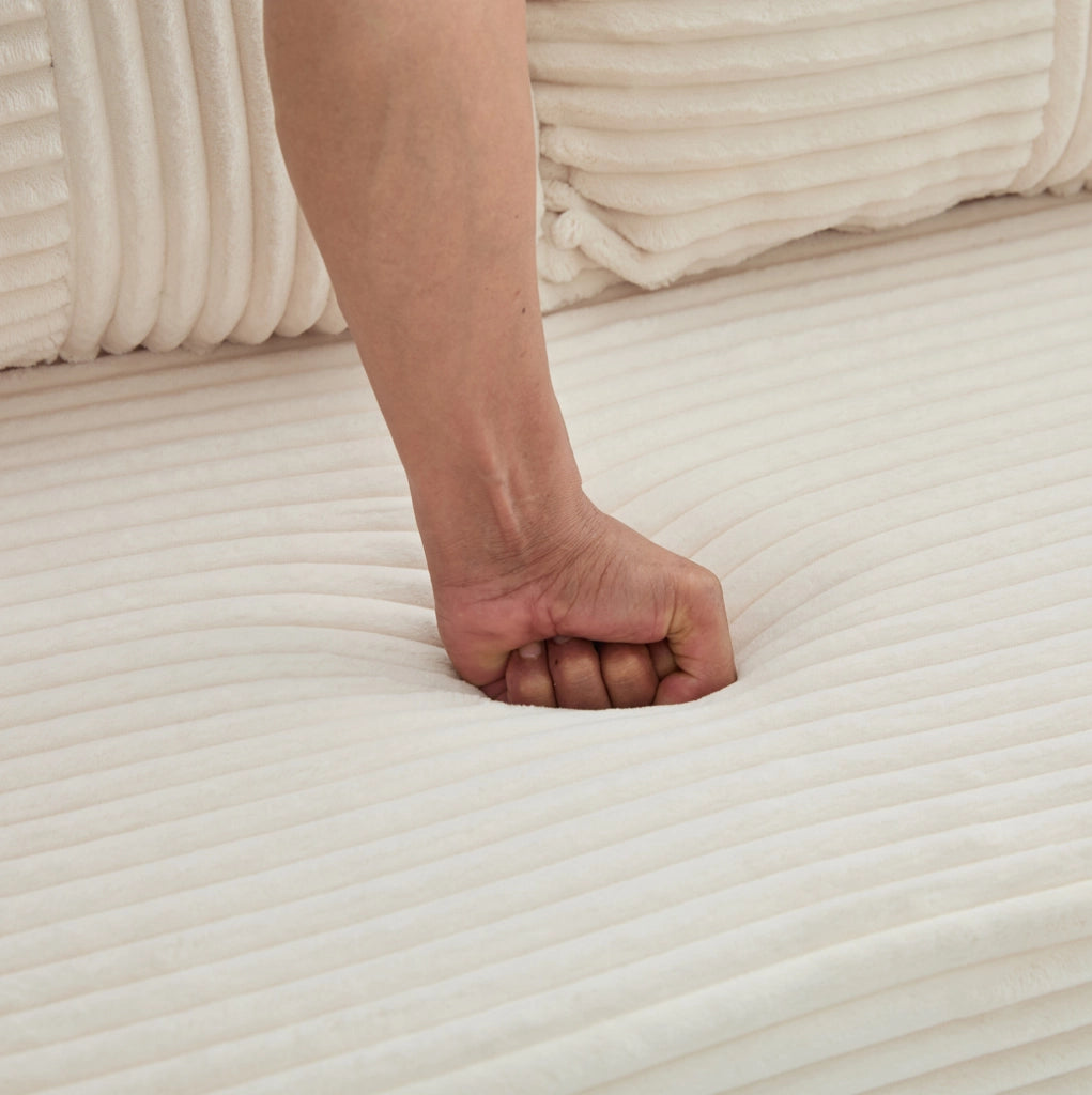 Divano in velluto a coste beige con tasche laterali e due cuscini