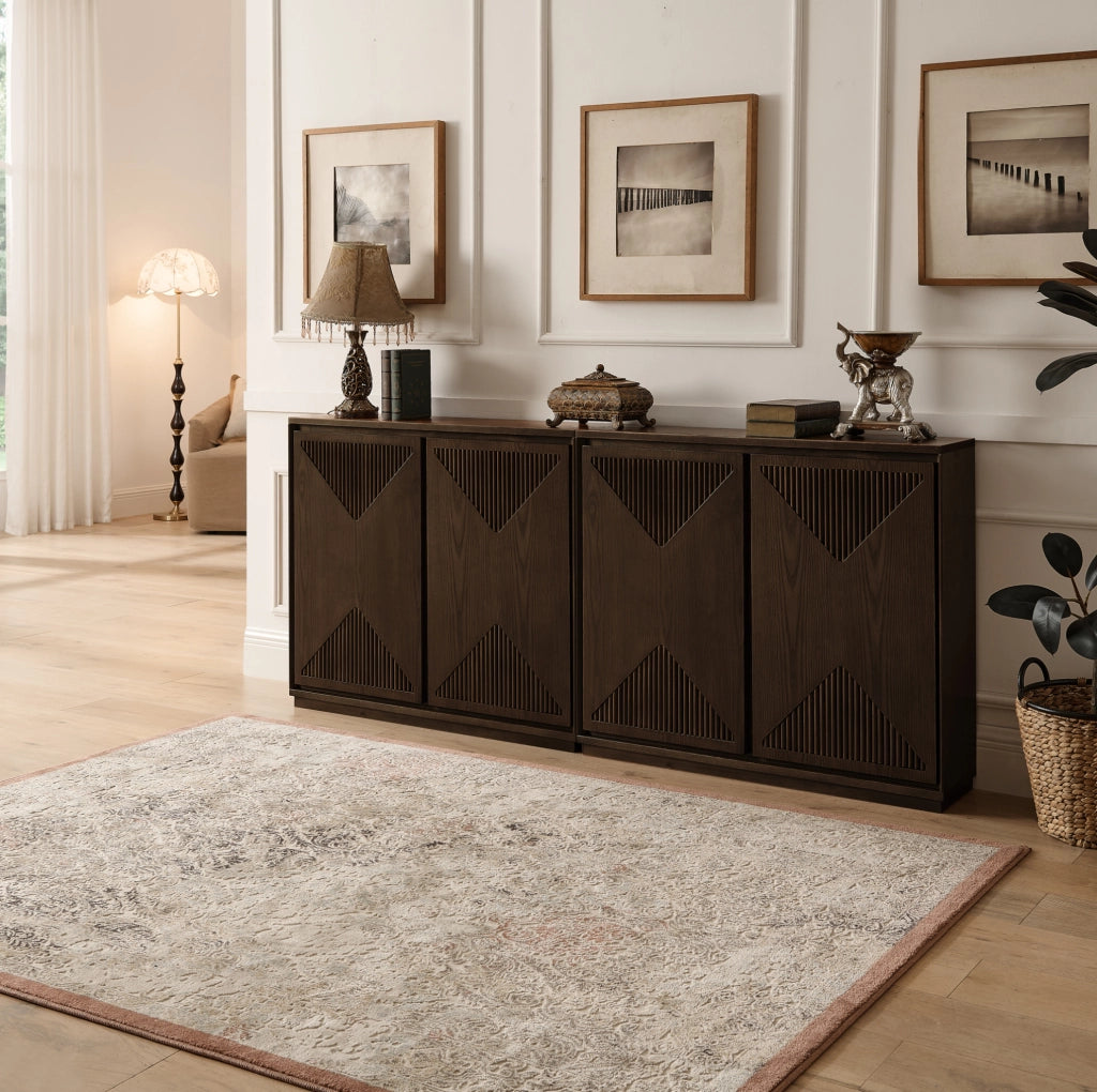 Credenza marrone con ante scanalate a V in legno massello e MDF