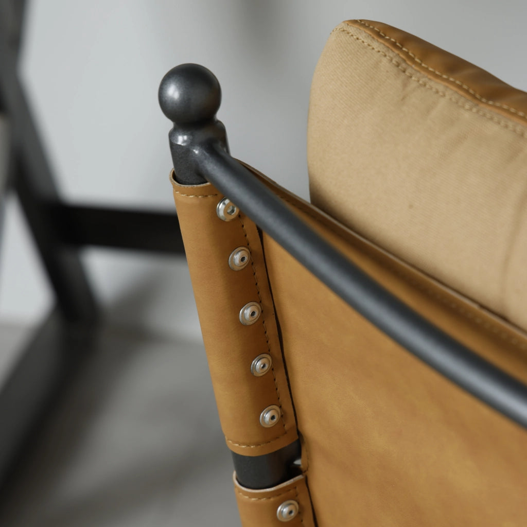 Poltrona con braccioli in similpelle PU marrone; struttura in metallo; per soggiorno; camera da letto e ufficio