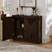 Credenza marrone con ante scanalate a V e vani per i cavi