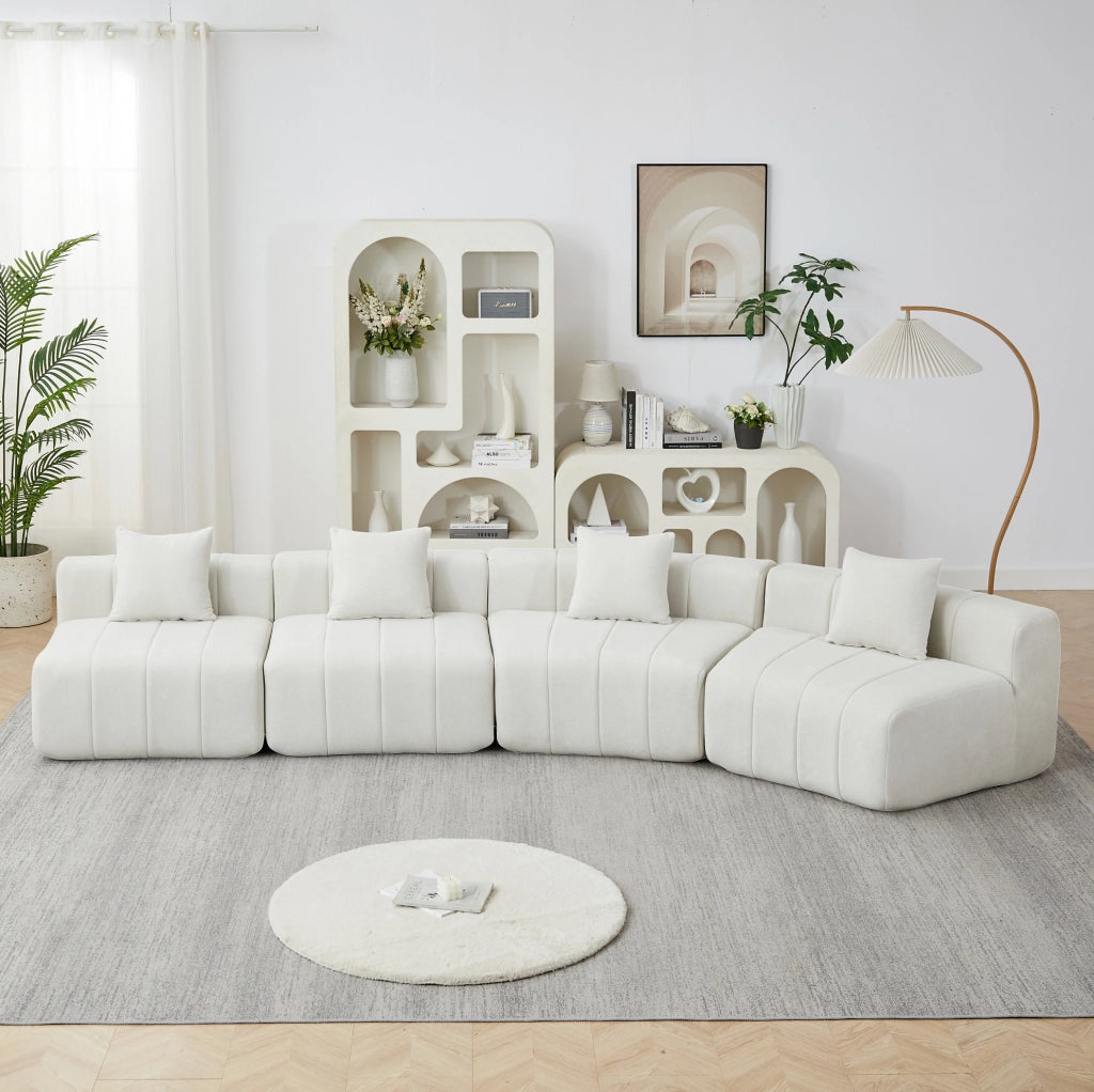 Divano modulare curvo in ciniglia beige con due cuscini