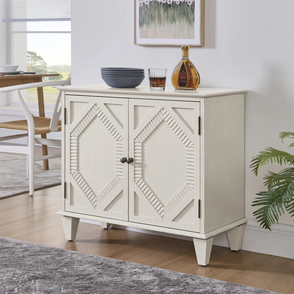 Credenza in legno e MDF bianco antico con due vani ripiano regolabile gambe regolabili e maniglie in ottone stile retrò