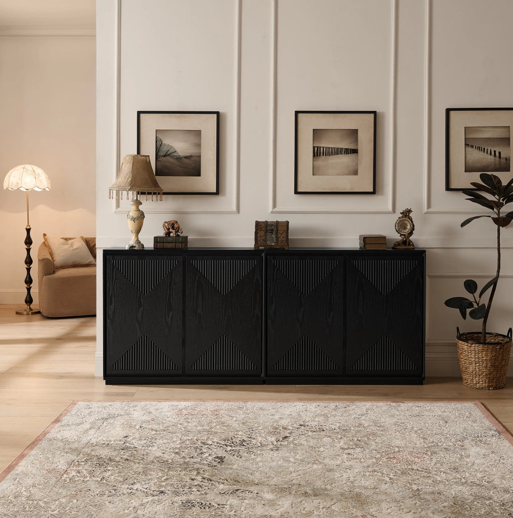 Credenza nera con ante scanalate a V e vano contenitore