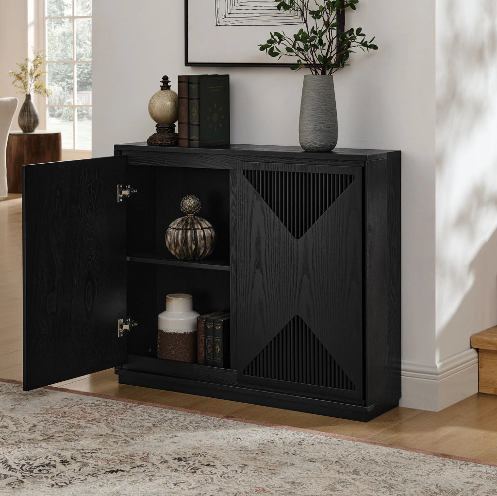 Credenza nera con ante scanalate a V e vano contenitore
