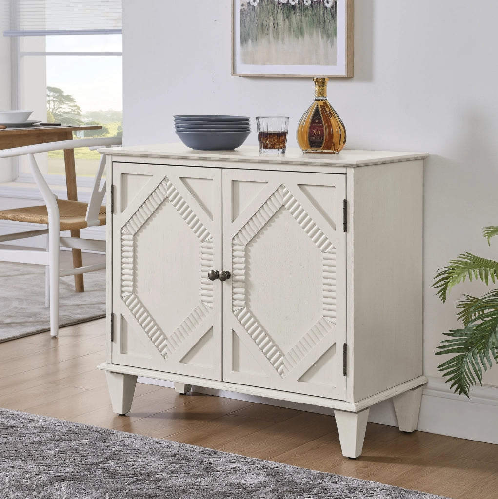Credenza bianco antico con ripiano regolabile e dettagli geometrici