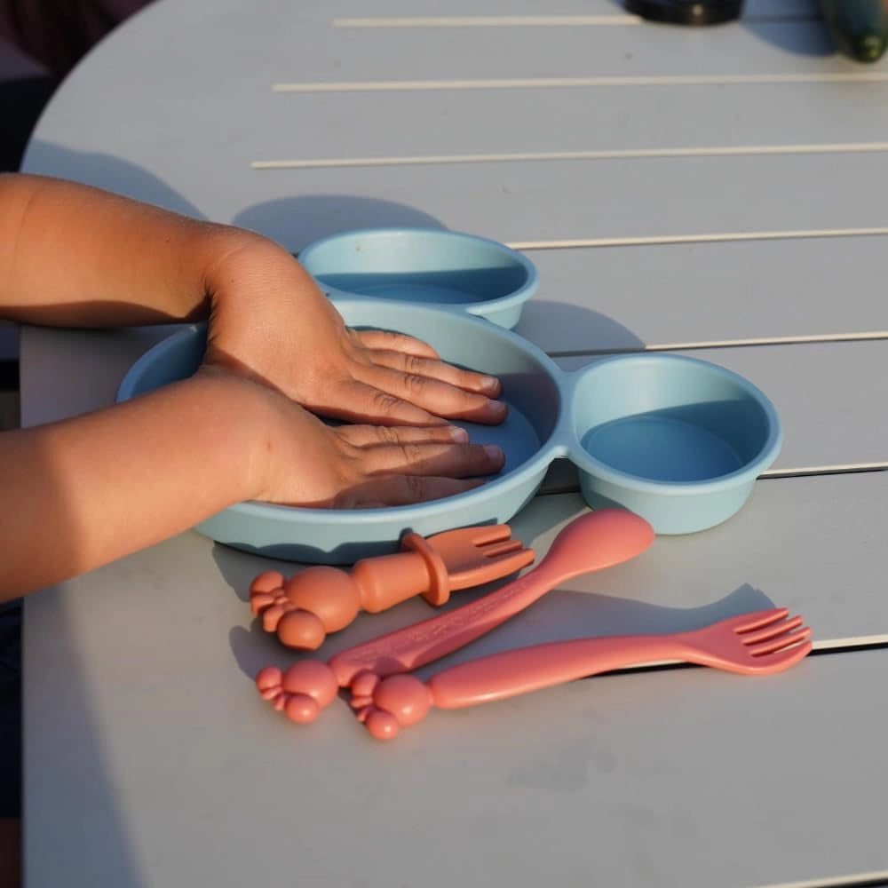 Set di stoviglie per bambini a tema Minnie Mouse, composto da 4 pezzi, realizzato in plastica
