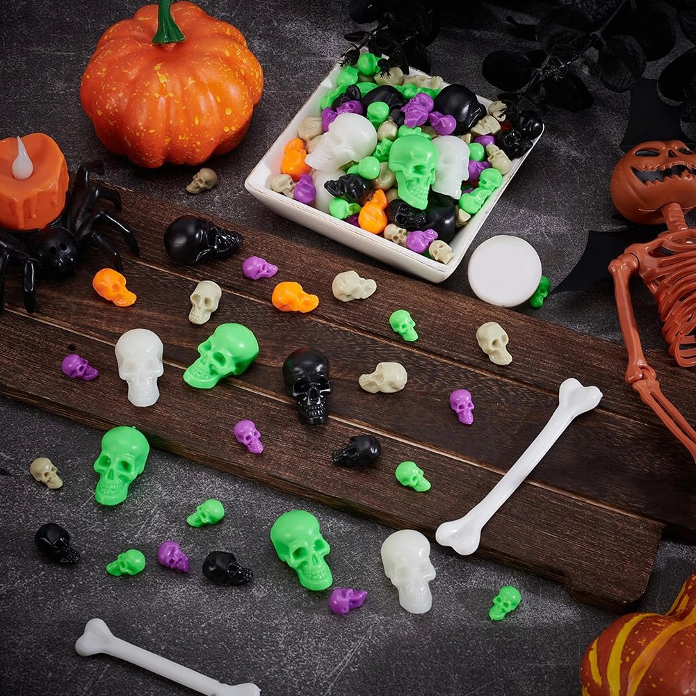 150 mini teschi di Halloween, 6 colori, 3 dimensioni, in plastica