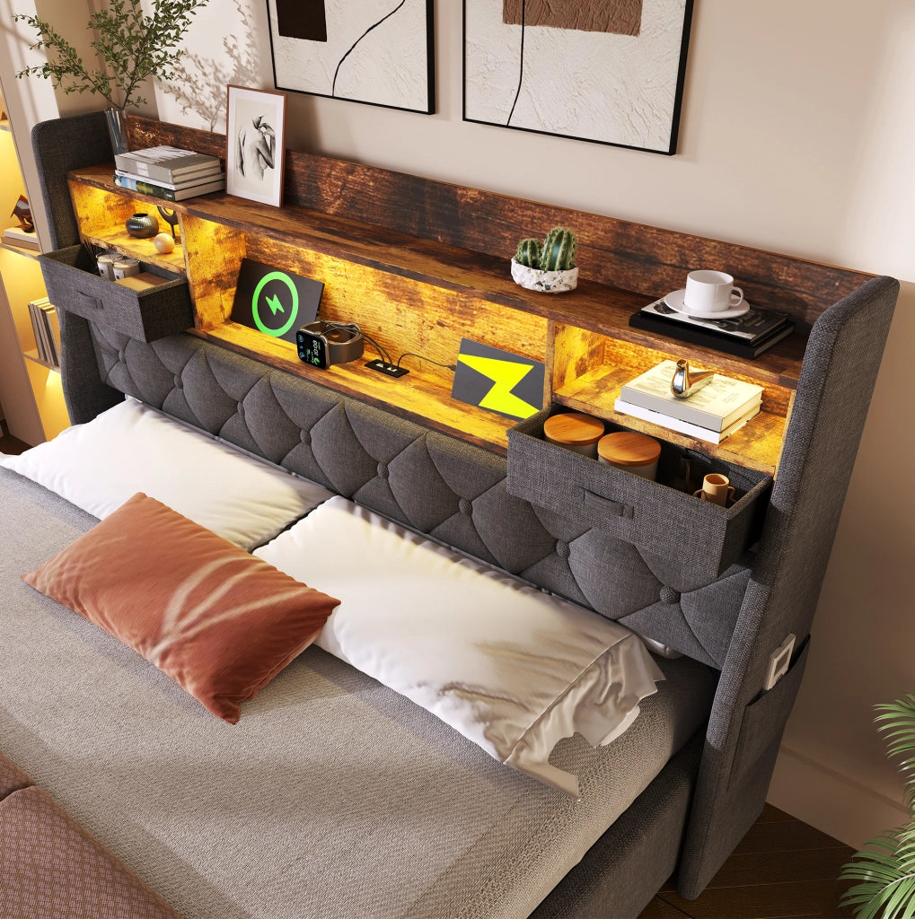 Letto contenitore adulti 160x200 cm con testiera imbottita, rete a doghe, LED e USB in tessuto grigio, materasso incluso