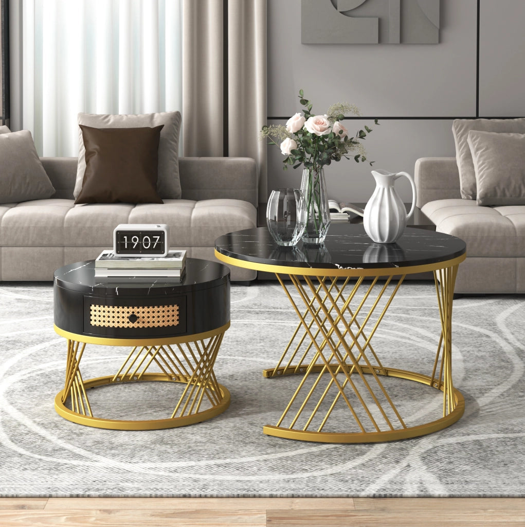 Set da 2 tavolini da caffè rotondi in MDF con piano effetto marmo, cassetto in resina intrecciata e gambe in metallo nero, salvaspazio per soggiorno moderno