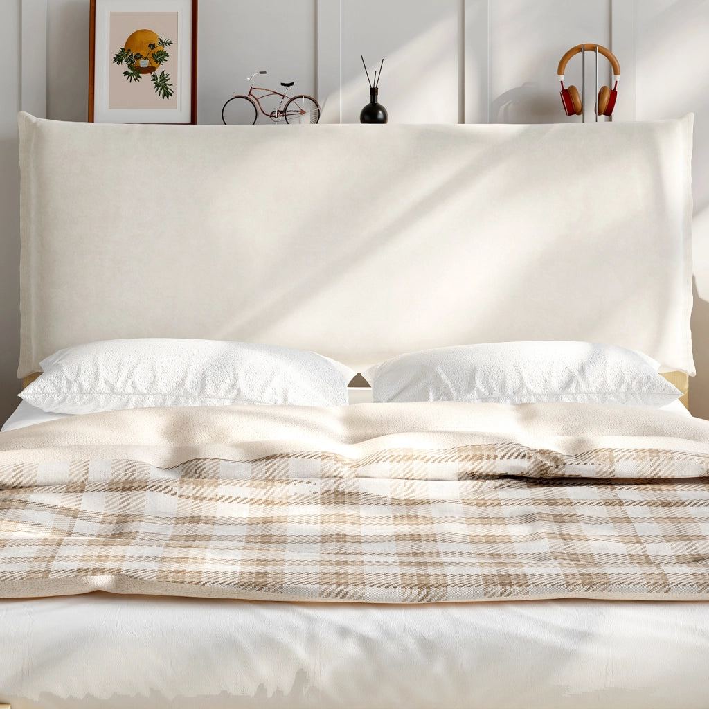 Letto 140x200 cm con testiera imbottita e rete a doghe; struttura in pino color naturale per camera da letto