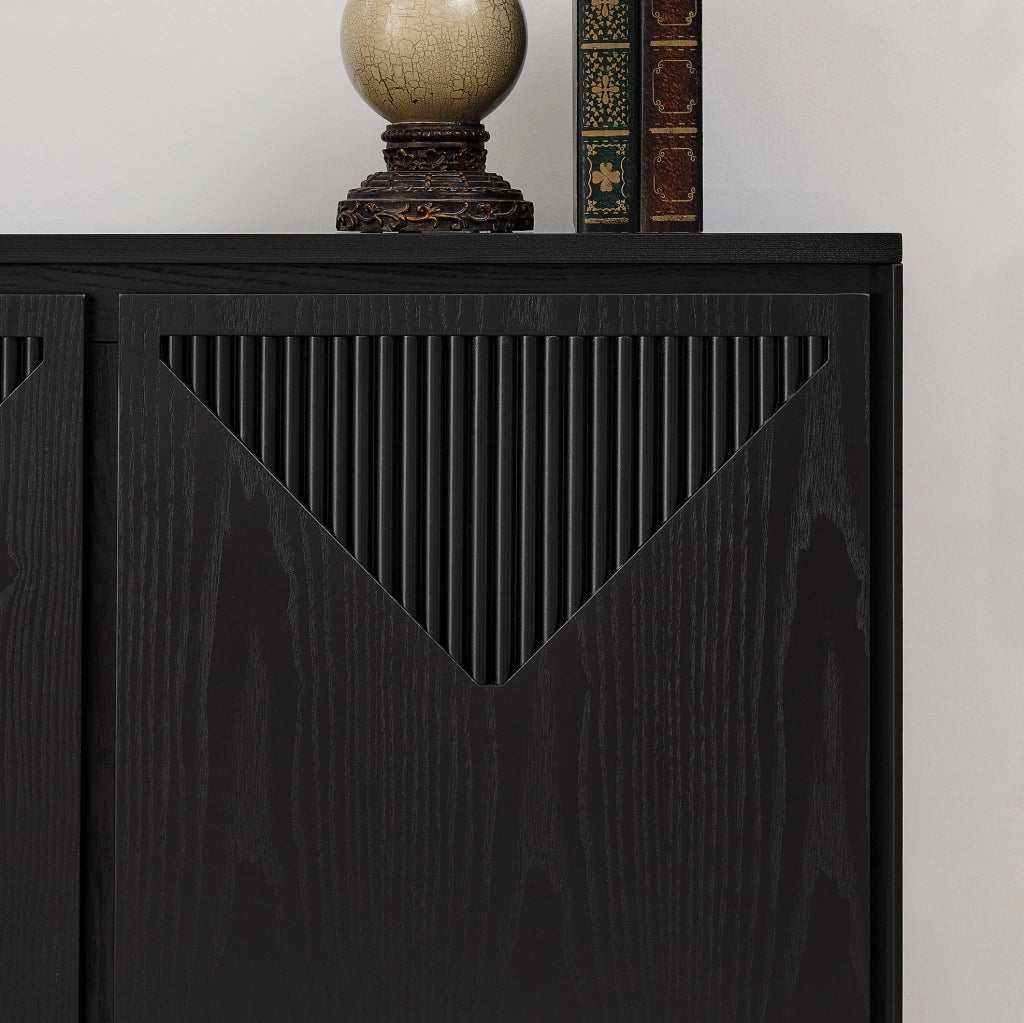 Credenza nera con ante scanalate a V e vano contenitore