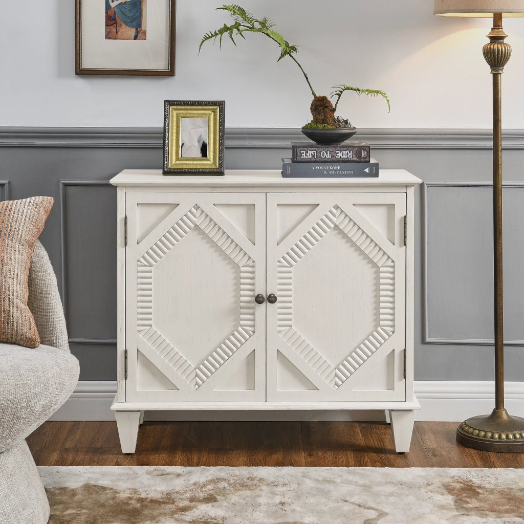 Credenza in legno e MDF bianco antico con due vani ripiano regolabile gambe regolabili e maniglie in ottone stile retrò